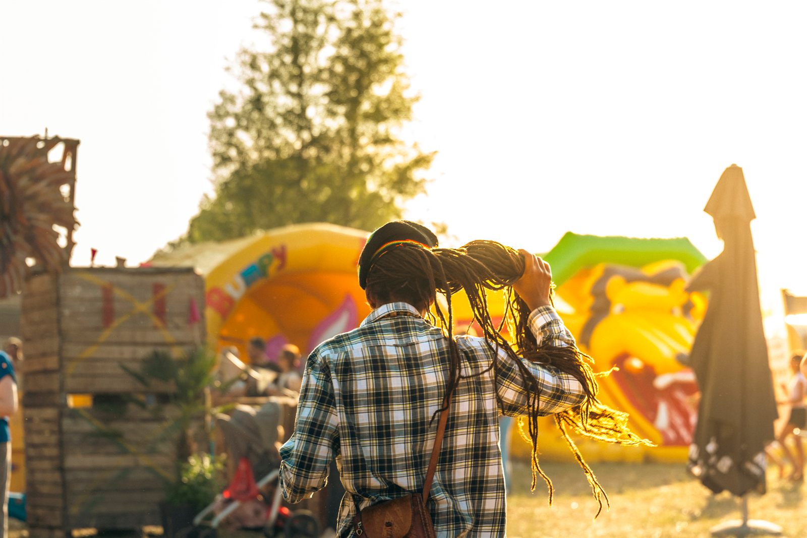 Man met dreadlocks voor een springkasteel