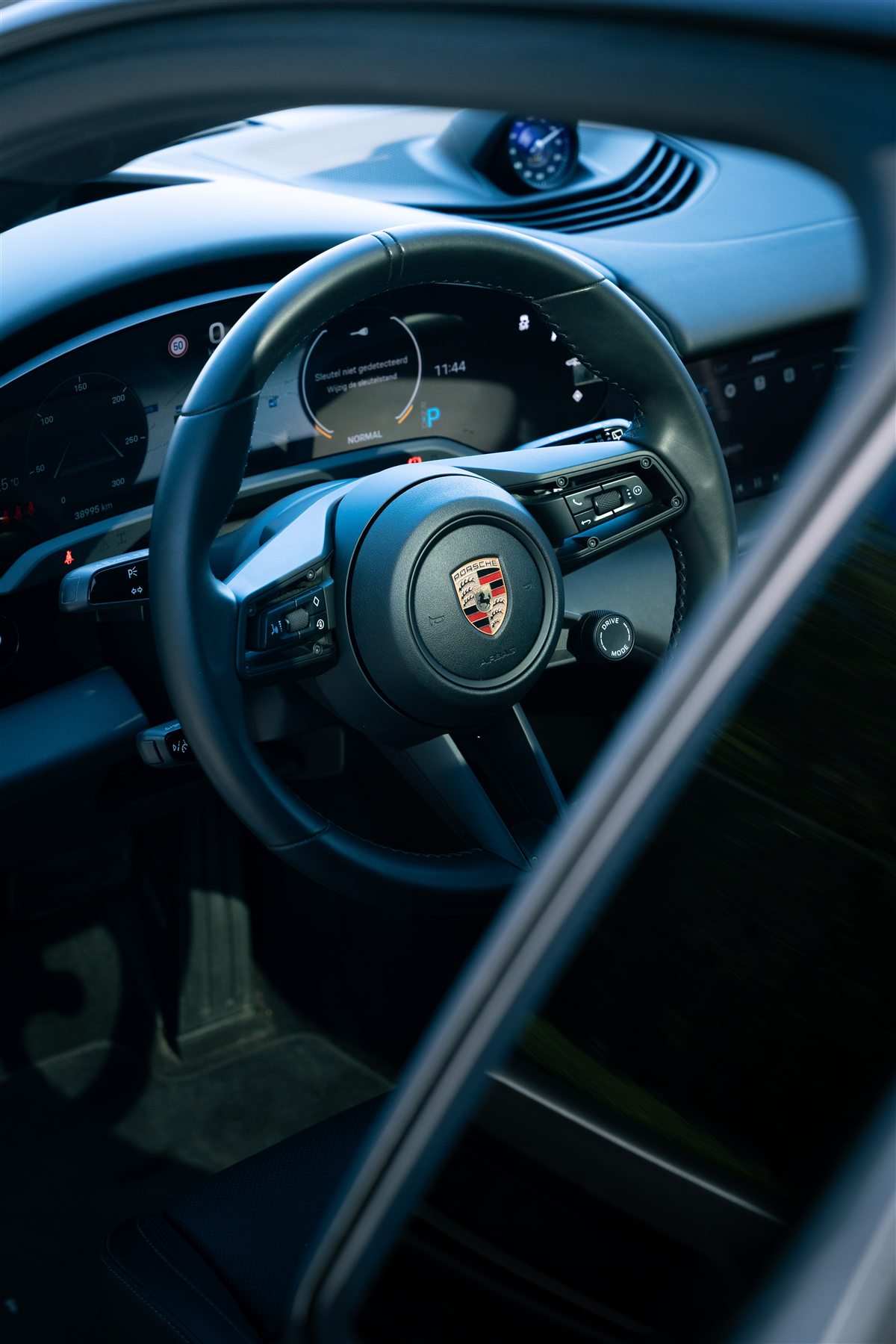 Het stuur met Porsche-logo en het digitale dashboard